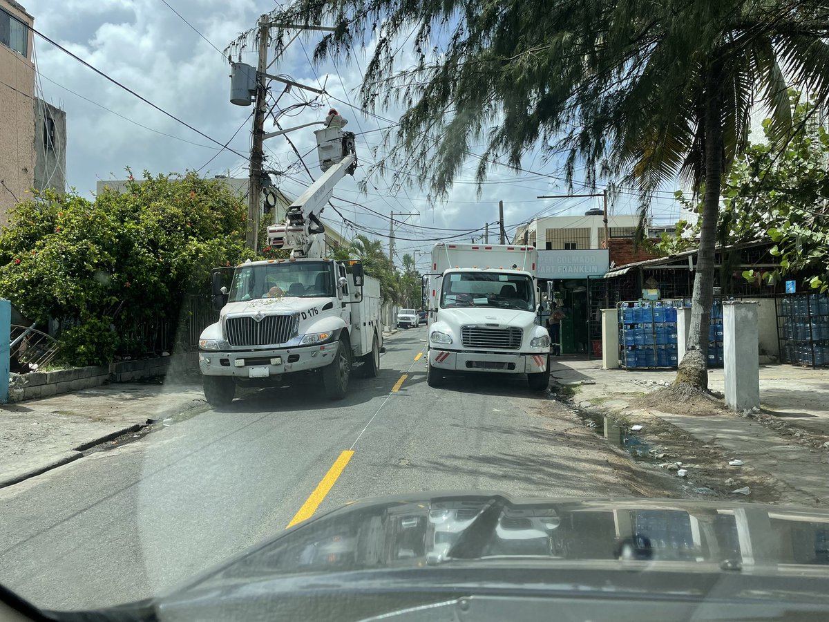 AlexisFRADERA's tweet photo. @CerveceriaDom @CervPresidente bloqueando la calle para más comodidad de ellos. Total, el que necesite pasar que espere o de la vuelta. Me desmonto y para mi sorpresa encuentro a un Amet @INTRANT_RD, su respuesta: NO ESTOY EN SERVICIO!!!! @laluzjose @sergiocarlo https://t.co/K13O4WR4zF