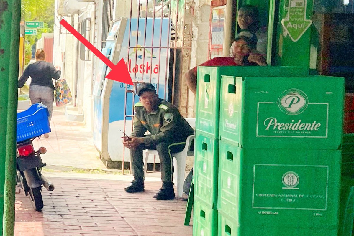 AlexisFRADERA's tweet photo. @CerveceriaDom @CervPresidente bloqueando la calle para más comodidad de ellos. Total, el que necesite pasar que espere o de la vuelta. Me desmonto y para mi sorpresa encuentro a un Amet @INTRANT_RD, su respuesta: NO ESTOY EN SERVICIO!!!! @laluzjose @sergiocarlo https://t.co/K13O4WR4zF