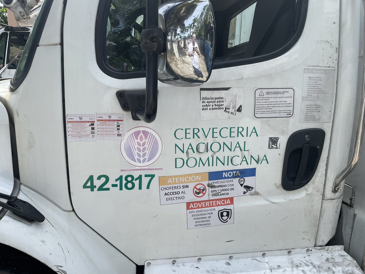 AlexisFRADERA's tweet photo. @CerveceriaDom @CervPresidente bloqueando la calle para más comodidad de ellos. Total, el que necesite pasar que espere o de la vuelta. Me desmonto y para mi sorpresa encuentro a un Amet @INTRANT_RD, su respuesta: NO ESTOY EN SERVICIO!!!! @laluzjose @sergiocarlo https://t.co/K13O4WR4zF