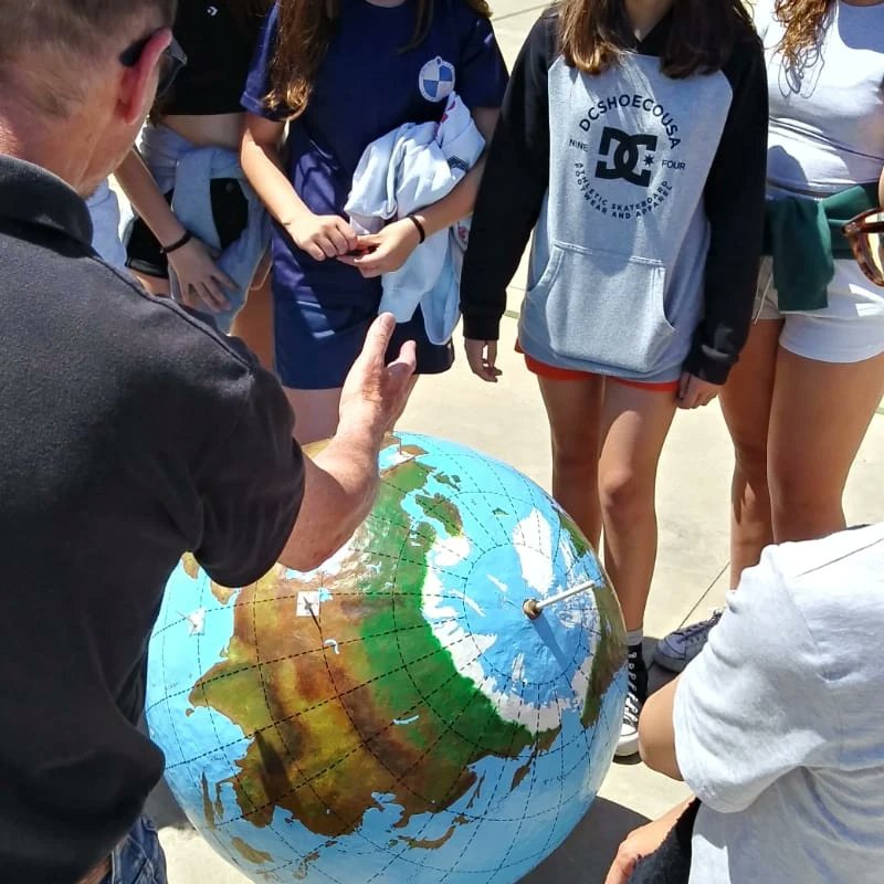 epiasabadell's tweet photo. les hores. Després, hem entrat en un curiós planetari que hem ubicat al gimnàs de l'escola on podíem veure un munt d'estrelles i planetes. Aquesta activitat vivencial forma part de l'itinerari de les primeres civilitzacions, els primers observadors del cel.
#SUMMEMPIASABADELL https://t.co/iu6RtXWRqF