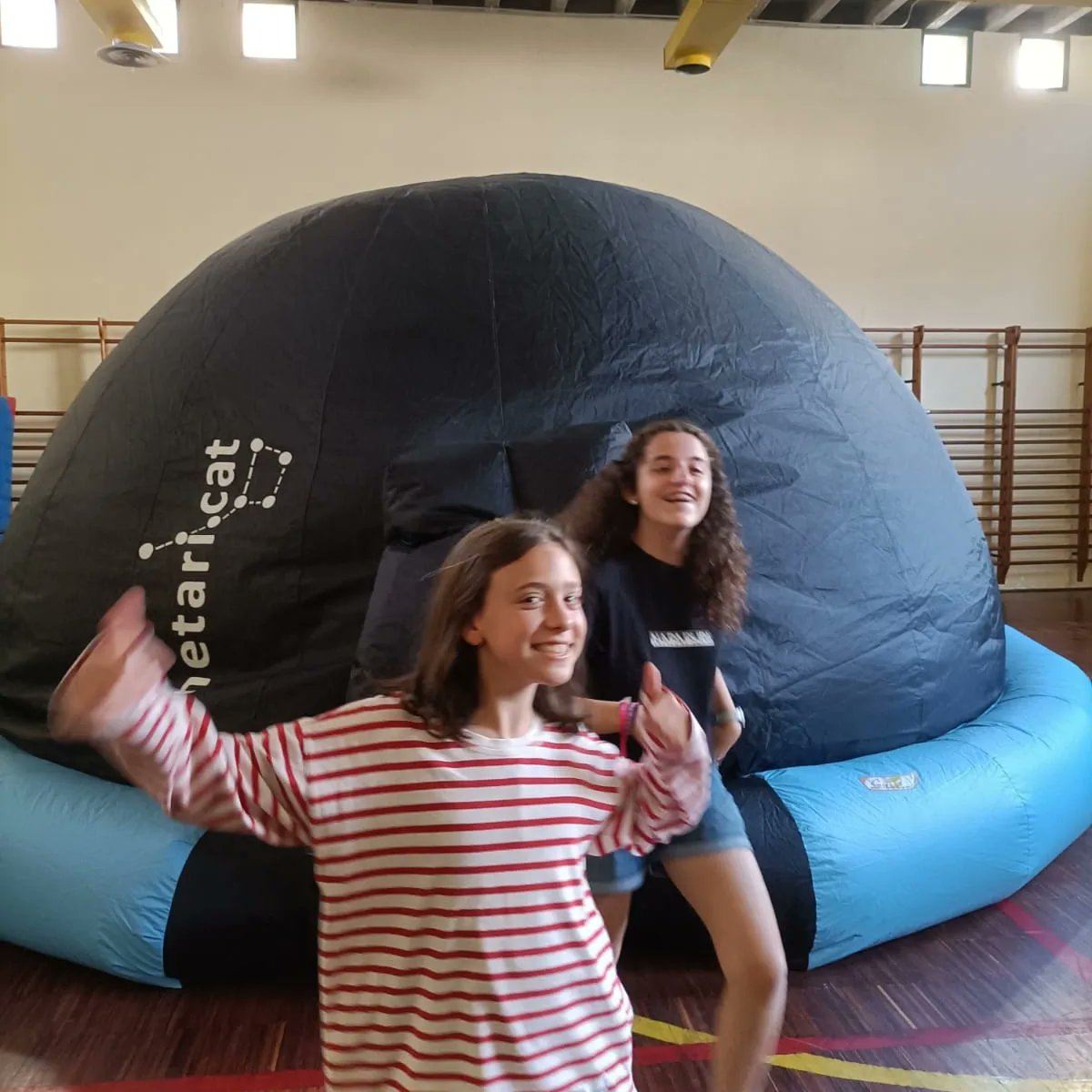 epiasabadell's tweet photo. les hores. Després, hem entrat en un curiós planetari que hem ubicat al gimnàs de l'escola on podíem veure un munt d'estrelles i planetes. Aquesta activitat vivencial forma part de l'itinerari de les primeres civilitzacions, els primers observadors del cel.
#SUMMEMPIASABADELL https://t.co/iu6RtXWRqF