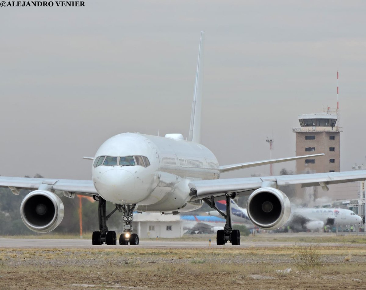 comuspottermza's tweet photo. Estos días visitó el aeropuerto El Plumerillo un Boeing C-32B de la @usairforce. El mismo llegó el lunes desde San Juan, Puerto Rico. Y se fue el día de hoy con destino a Ushuaia.
.
Fotos de @Adrian_Valdez01, @VenierAle y @martinmonterod
.
@ArgSpotters @SpottersArg @aviacionline https://t.co/E0Rk3bjVkN