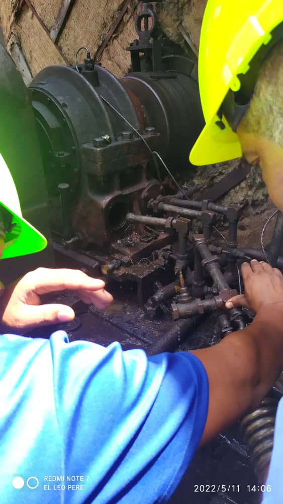 OSDE_UNE's tweet photo. En la CTE "Antonio Maceo" se trabaja en la solución de la avería en la Unidad #4, se corrige una pitera en el enfriador de aceite del pedestal #3 que provocó entrada de agua y a su vez perdida de aceite
#CubaVive #loquenosUNEenergía https://t.co/z9EmhlPQaG