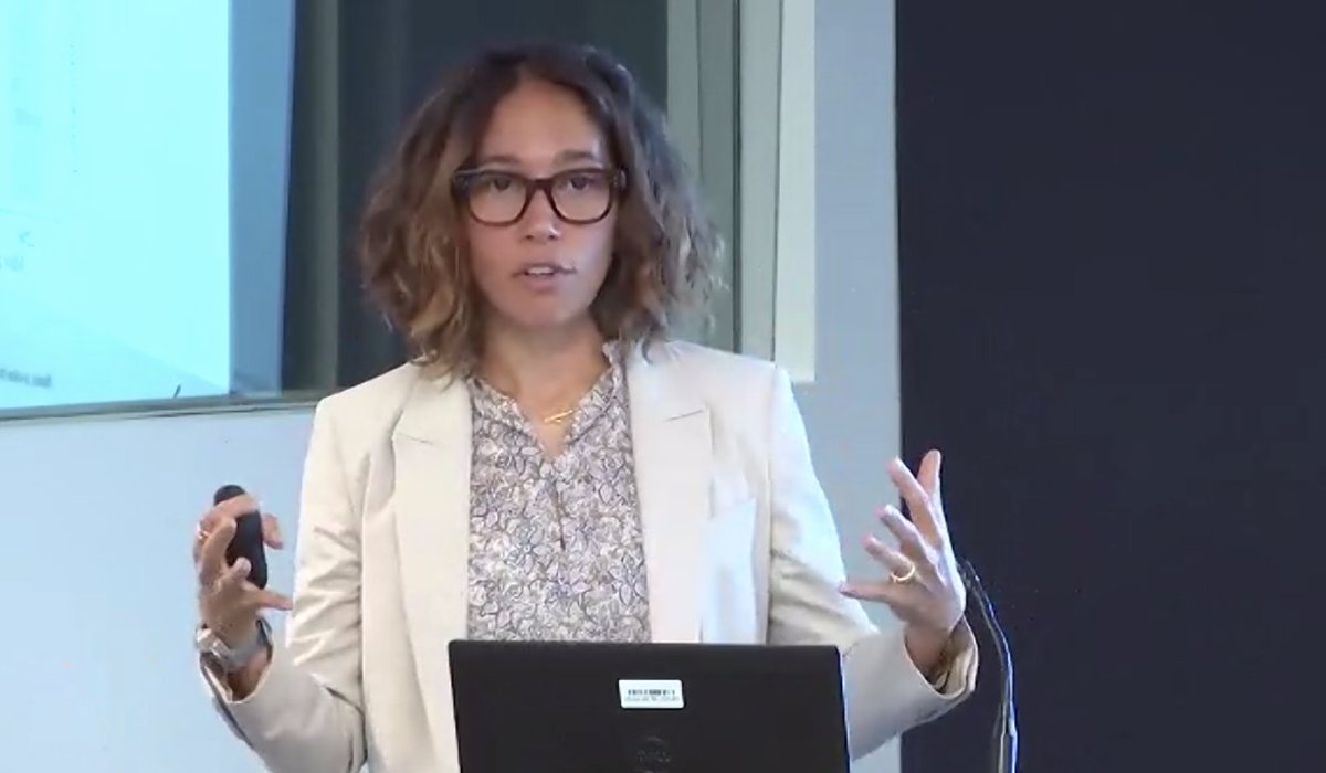 CEGA_UC's tweet photo. @FKondylis describes work studying safe spaces for women in public transportation, using mobile data from #RioDeJaneiro, #Brazil. Her results show that riding women-reserved cars reduces physical harassment by 50%. #MeasureDev https://t.co/6Yj30MFb3H