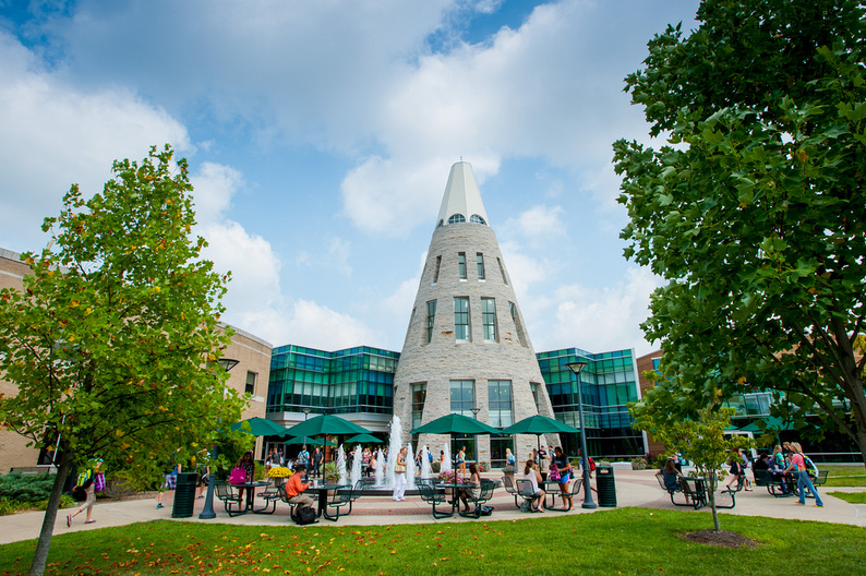 USIedu's tweet photo. Congratulations to all named to the Spring 2022 Dean's List! We are so proud of all 1,858 of you. 🦅  https://t.co/2jSXvYYXCh https://t.co/7U9oar6QbK