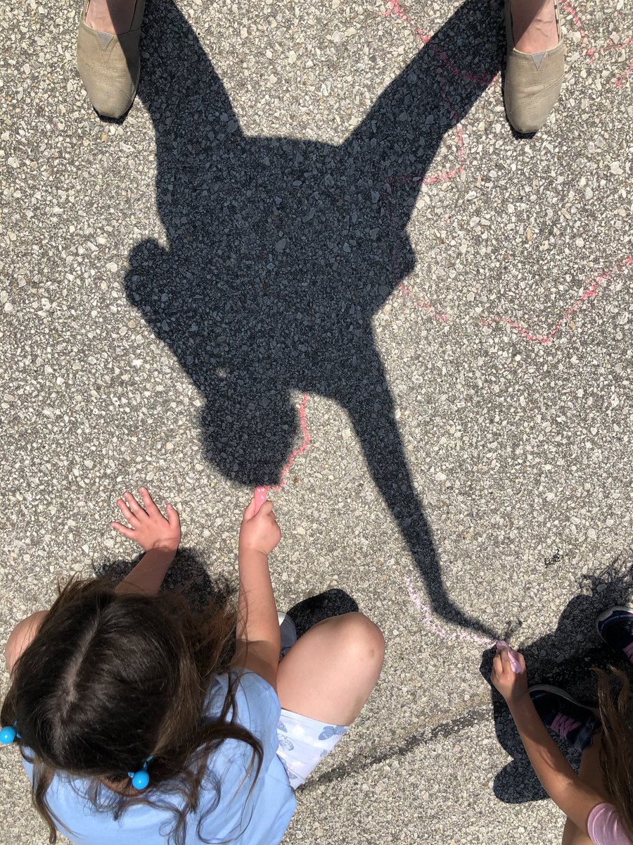 Mrs6Pierce's tweet photo. Combined my #art and #stem today! #steam #STEMeducation Making shadows and then tracing them. 1st graders had some fun! @PeteTweets453 @AnthonyUSD453 @TonyWaldron76 https://t.co/Q9I9n8yJs8