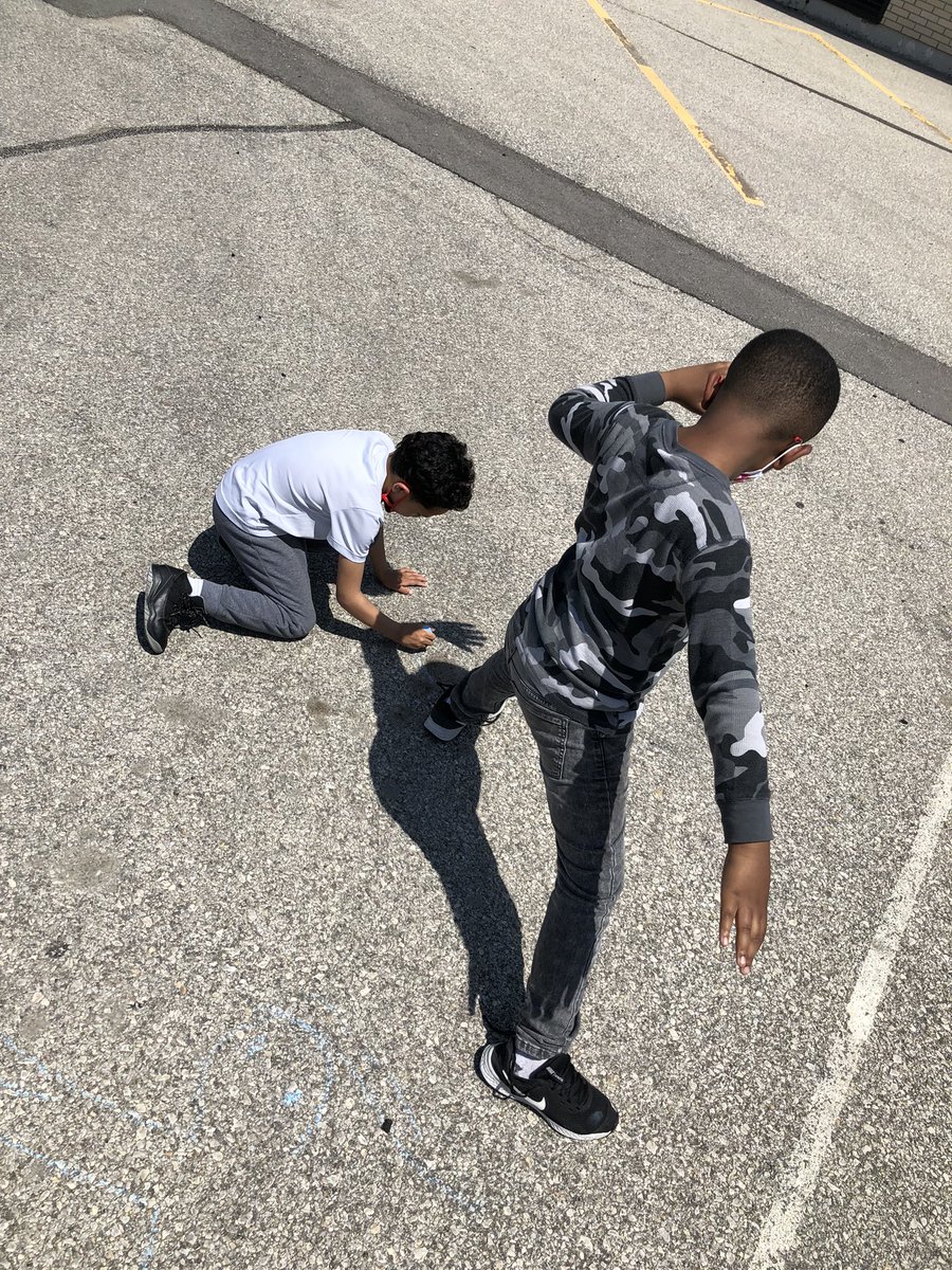 Mrs6Pierce's tweet photo. Combined my #art and #stem today! #steam #STEMeducation Making shadows and then tracing them. 1st graders had some fun! @PeteTweets453 @AnthonyUSD453 @TonyWaldron76 https://t.co/Q9I9n8yJs8