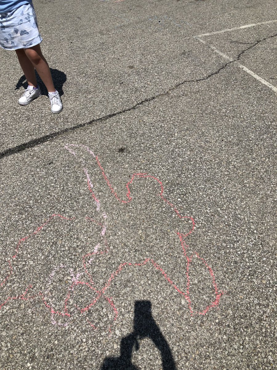Mrs6Pierce's tweet photo. Combined my #art and #stem today! #steam #STEMeducation Making shadows and then tracing them. 1st graders had some fun! @PeteTweets453 @AnthonyUSD453 @TonyWaldron76 https://t.co/Q9I9n8yJs8