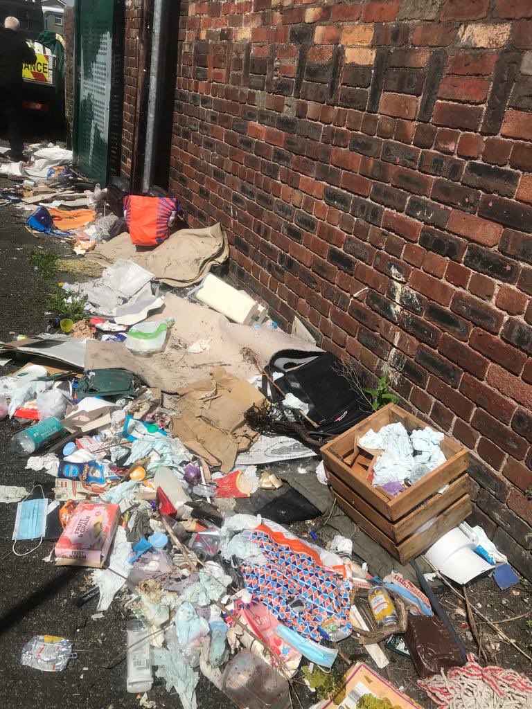 hmppswales's tweet photo. More pictures from Port Talbot Lane Clearance @NPTCouncil @Keep_Wales_Tidy @KeepPTTidy @kathyatkwt 
#CommunityPaybackWorks 
#ThisIsNotASoftSentence
#HelpingTheCommunity
#GreatPartnershipProject
#WellDoneAndysTeam https://t.co/6Ec25E89g9