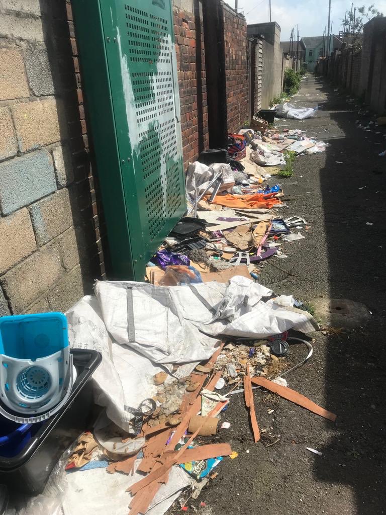 hmppswales's tweet photo. More pictures from Port Talbot Lane Clearance @NPTCouncil @Keep_Wales_Tidy @KeepPTTidy @kathyatkwt 
#CommunityPaybackWorks 
#ThisIsNotASoftSentence
#HelpingTheCommunity
#GreatPartnershipProject
#WellDoneAndysTeam https://t.co/6Ec25E89g9