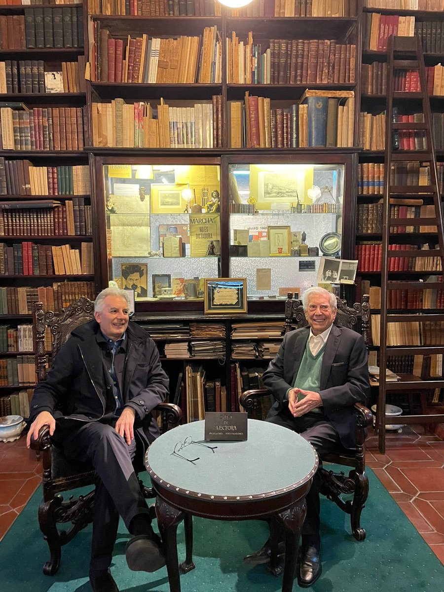 AlvaroVargasLl's tweet photo. Nuestra infaltable visita a la librería más hermosa del mundo, “Linardi y Risso”, en Montevideo. https://t.co/zy2SX7vC9s