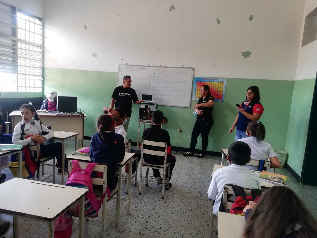 anabriceo8's tweet photo. Desde el Mega Infocentro Mérida Activos en la Escuela Gladys Celina Lobo de Carnevalis en el Taller Básico del Computador y sus partes. Alumnos de 4to y 6to Grado @NicolasMaduro. @LuisinfoVe
. @InfoBcMerida. @InfoM3rida1 https://t.co/yuQSVx4fUi