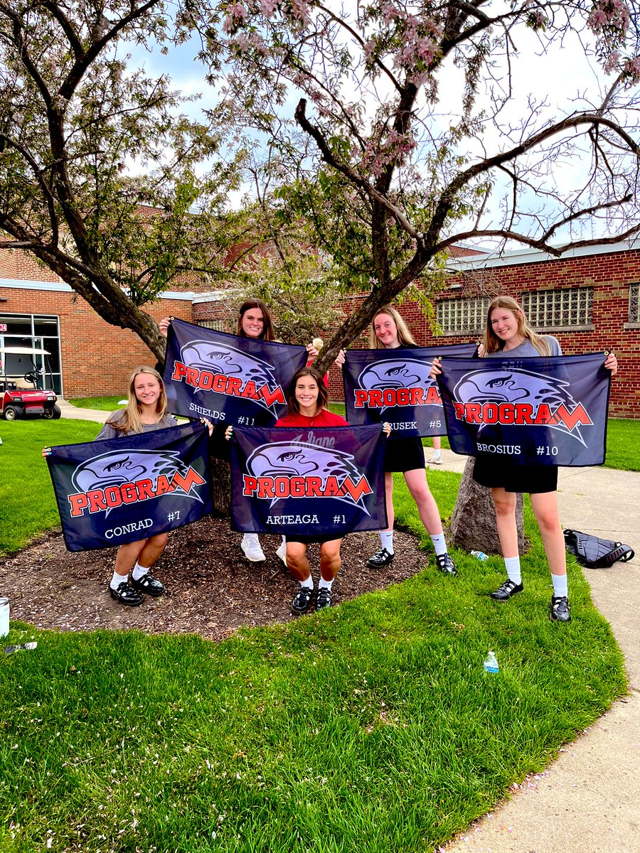 RedHawkVB's tweet photo. The #Program Class of 2๏ธโฃ0๏ธโฃ2๏ธโฃ2๏ธโฃ on their last day of School๐๐๐ #OneOfAKind ๐ฏ๐ฏ #FamAlways https://t.co/LRRUkQmTWr