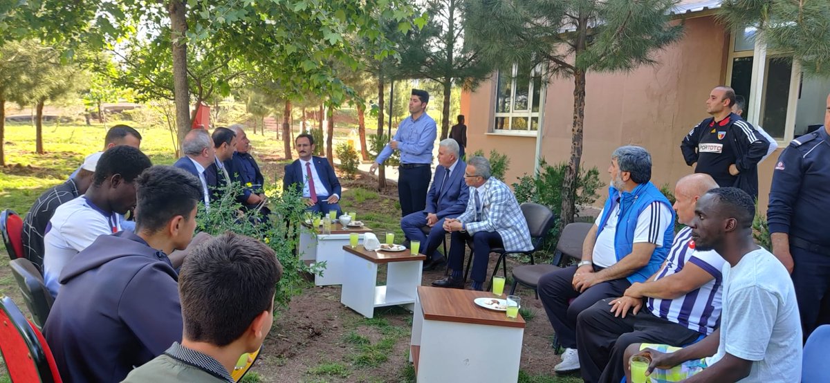 serdar_bsk's tweet photo. 10-16 mayis engelliler farkındalık gününde s.urfa ceza infaz kurumu personel. Kader mahkumları ile ampute futbol takımımız dostluk maçında bir araya geldiler. Bu organizasyonu hazırlayan cezaevi savcısı sn @GokhanKymc90 ve hocamiz @NsrtYslcyr teşekkür ediyoruz
@adalet_bakanlik https://t.co/BEENlWMApB