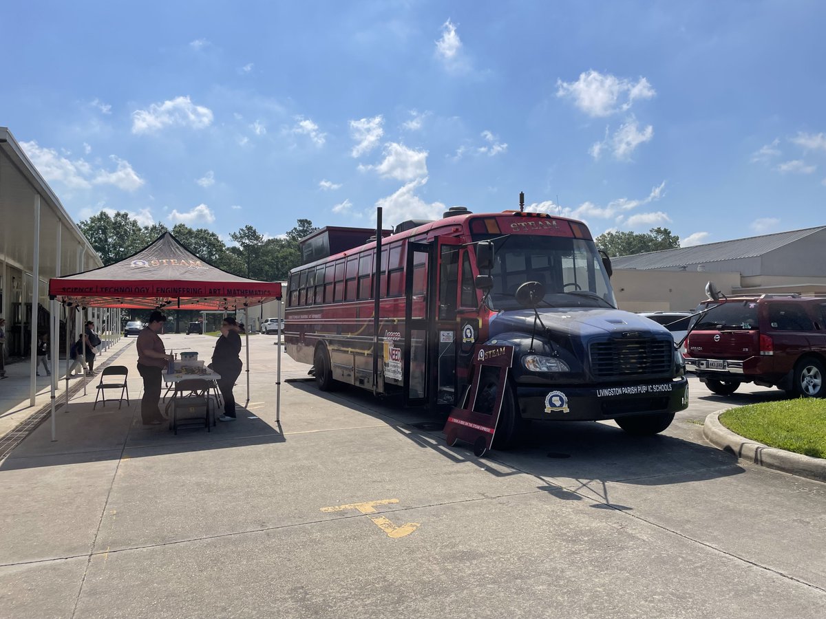 TheSTEAMExpress's tweet photo. Thank you @ssebuccaneers for inviting the 🚂#STEAMExpress🚂to be a part of your STEAM Day!! #STEAM @LPPS_EdTech @tech_parish @Livingston_PPS @JolieG1 https://t.co/w4T1sYLQWl