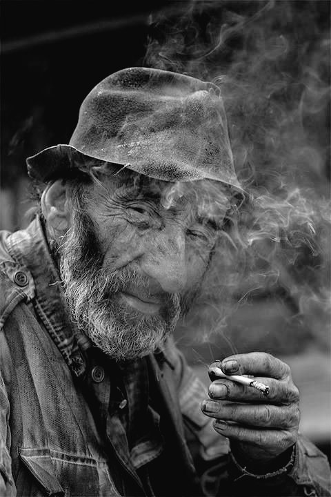 Hiç çalmadım, günah olduğu için değil, karaktersizlik olduğu için. Muhtaçlara yardım ettim, sevap olduğu için değil, insan olduğum için. 
Hiç rüşvet almadım, haram olduğu için değil, etik olmadığı için. 
Yani, "insan olmak" için, önce vicdanımız olmalı...

Mehmet Aslantuğ