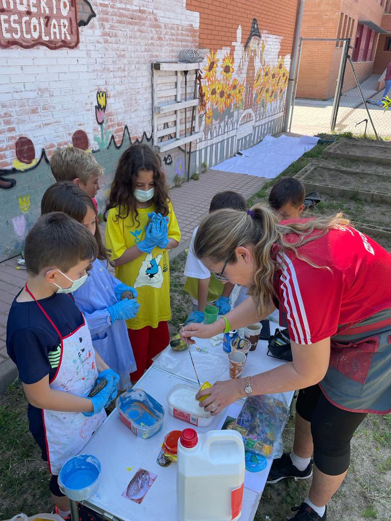 cpbangelleon's tweet photo. Pequeños restauradores haciendo una gran obra de arte.
En 3º de EP, una mamá artista está guiando a los niñ@s para que el mural del huerto vuelva a lucir como al principio.
¡Muchísimas gracias Masha!
#mamasartistas
#arteEnlaescuela
#huertoescolar https://t.co/65yORoUA19