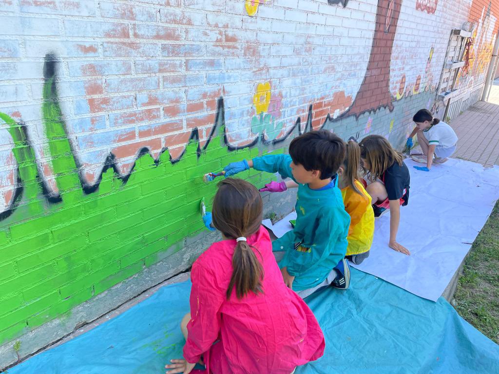 cpbangelleon's tweet photo. Pequeños restauradores haciendo una gran obra de arte.
En 3º de EP, una mamá artista está guiando a los niñ@s para que el mural del huerto vuelva a lucir como al principio.
¡Muchísimas gracias Masha!
#mamasartistas
#arteEnlaescuela
#huertoescolar https://t.co/65yORoUA19