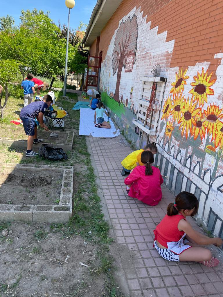 cpbangelleon's tweet photo. Pequeños restauradores haciendo una gran obra de arte.
En 3º de EP, una mamá artista está guiando a los niñ@s para que el mural del huerto vuelva a lucir como al principio.
¡Muchísimas gracias Masha!
#mamasartistas
#arteEnlaescuela
#huertoescolar https://t.co/65yORoUA19