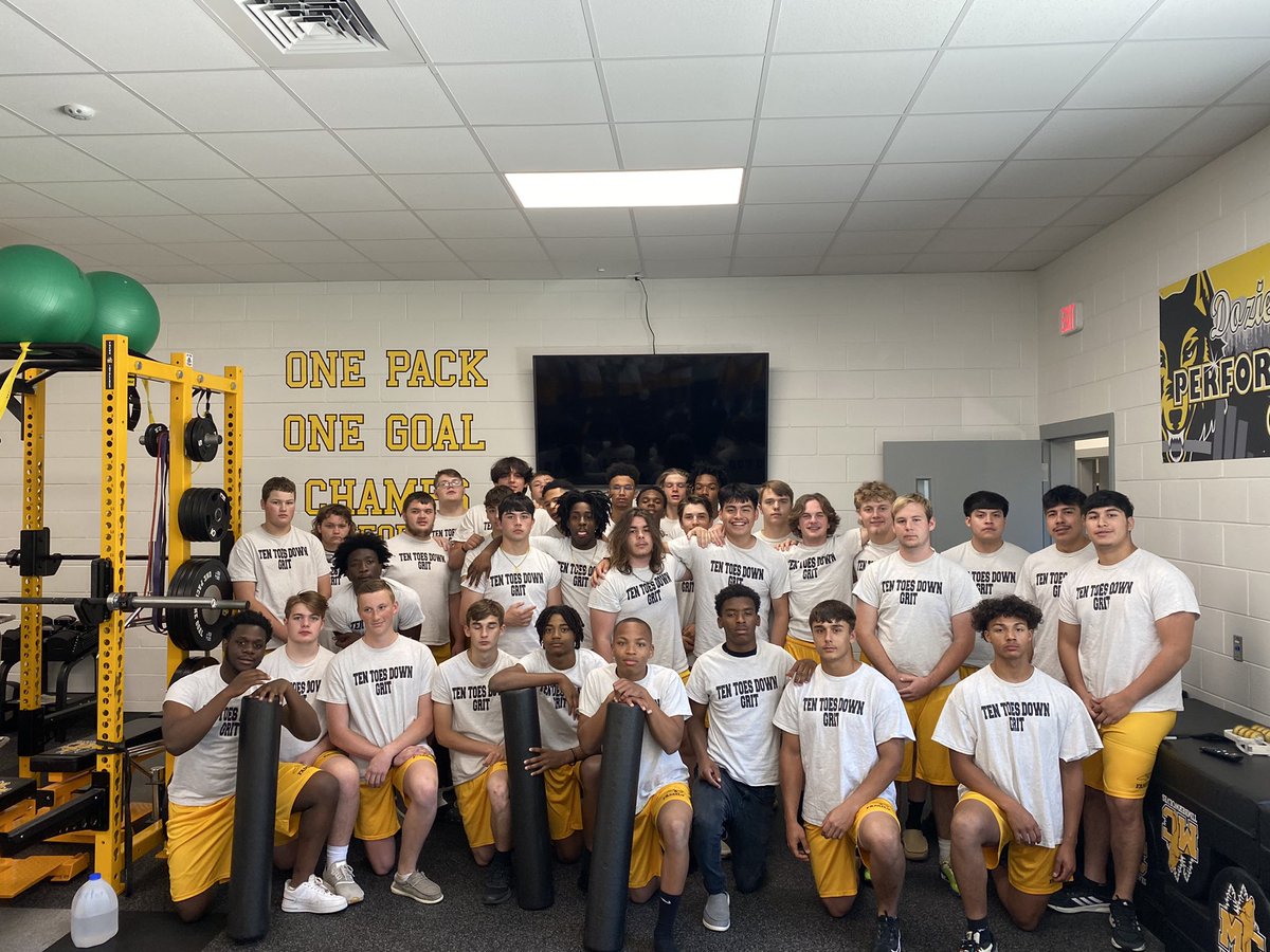 PCoachMetzger's tweet photo. FOCUS WEDNESDAY we started by honoring our A/B honor roll students. The PACK quickly transitioned into a fired up weight room workout. All In FAMILY https://t.co/jWINp3iYs6
