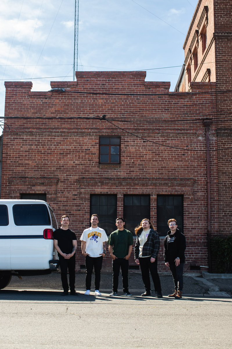 YUNGERBAND's tweet photo. We’ve got a van and we’re ready to play some rock songs. https://t.co/bUvZr0WxRz
