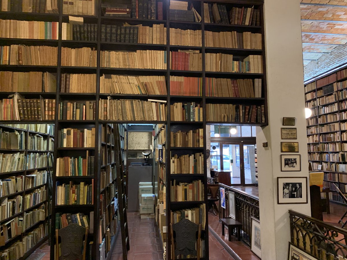 AlvaroVargasLl's tweet photo. Nuestra infaltable visita a la librería más hermosa del mundo, “Linardi y Risso”, en Montevideo. https://t.co/zy2SX7vC9s