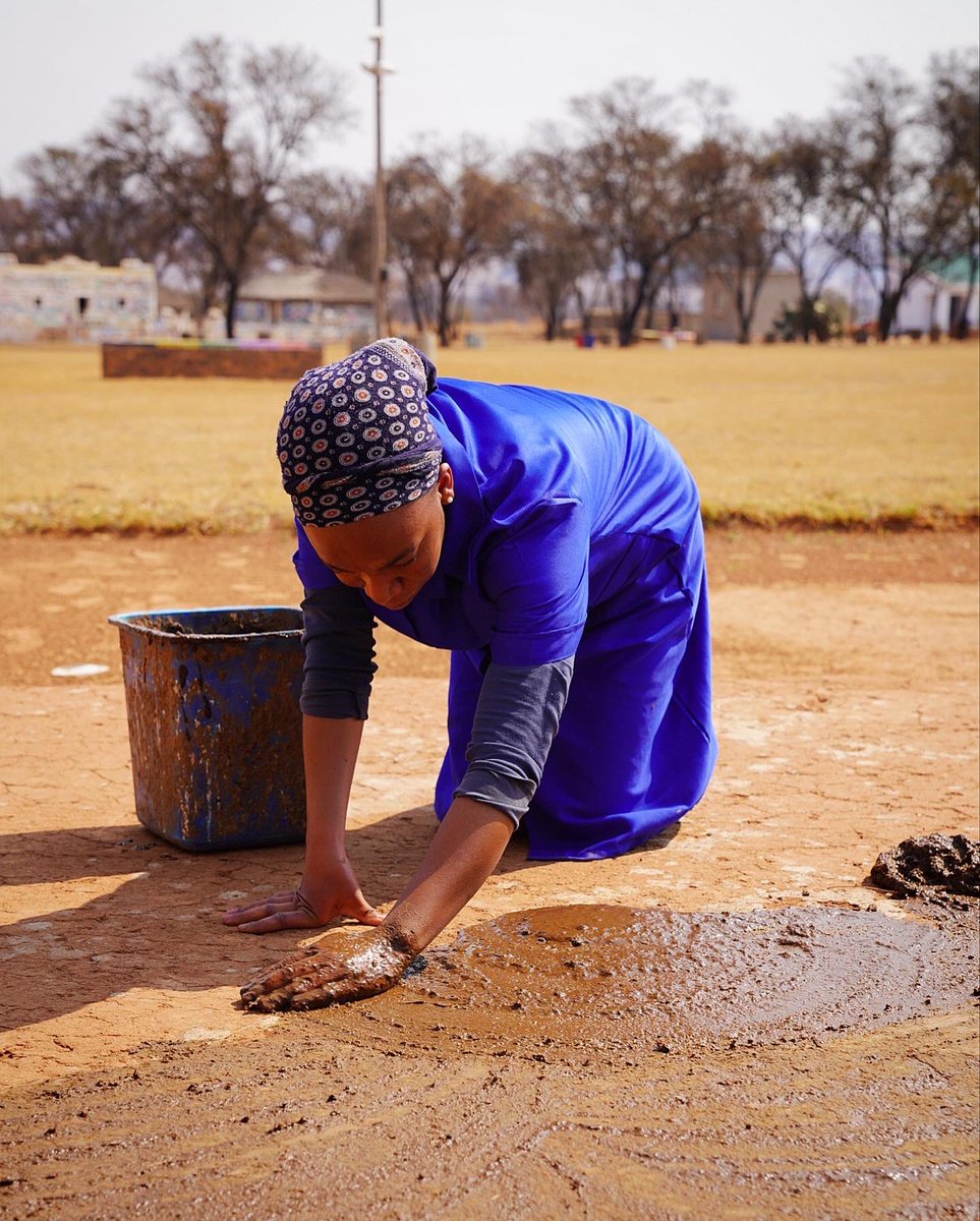 petchpacker's tweet photo. KhwaMglanga is acclaimed as the spiritual home of the first Ndebele tribe, settled in the 1700’s.

The Ndebele culture is renowned for their vibrant traditional dress and the distinctive geometric patterns that infuse many aspects of their lives, and customs.

South Africa 🇿🇦 https://t.co/RxcF9q15XJ