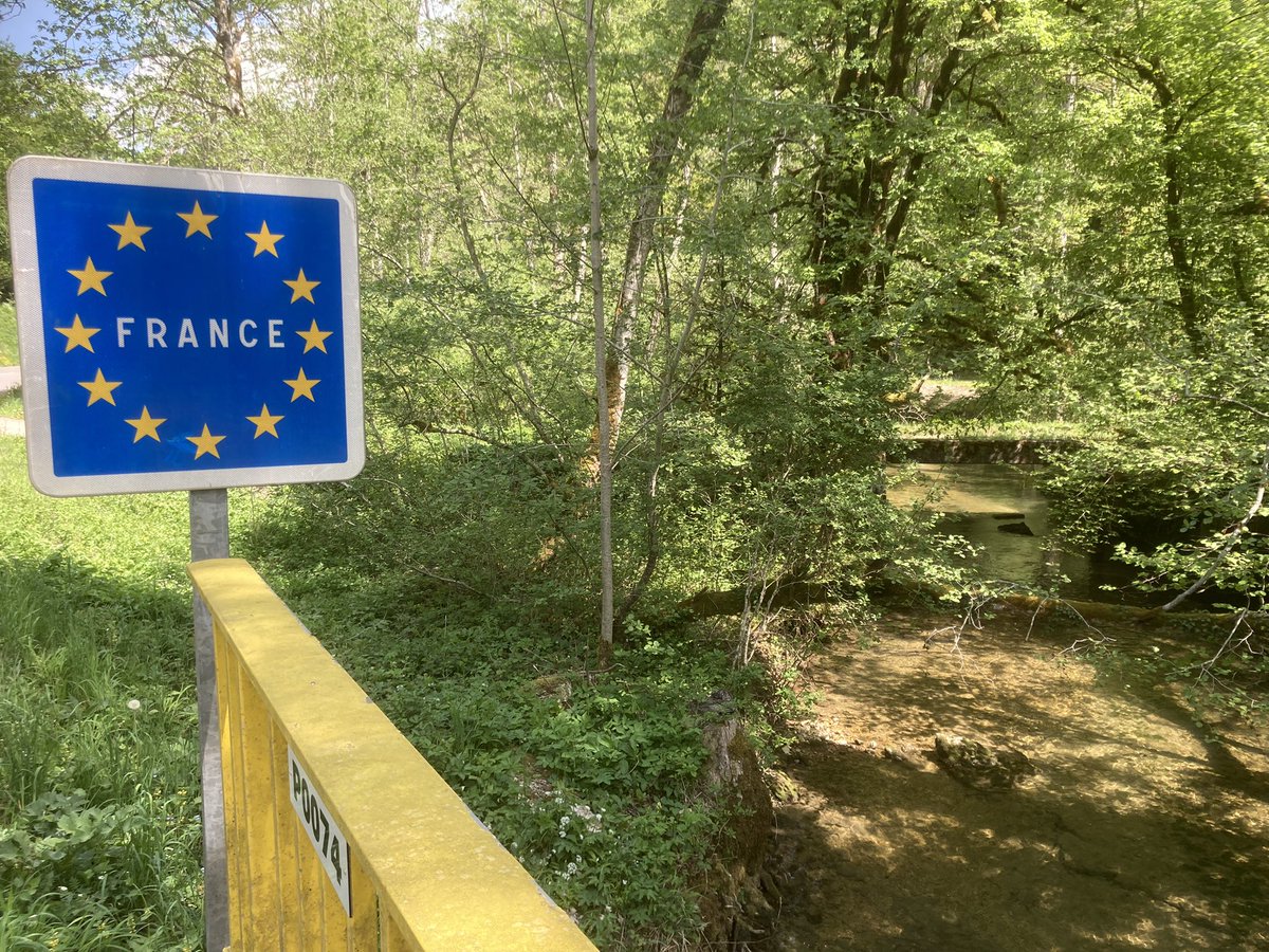 altermatt_lab's tweet photo. Die #Lützel / La #Lucelle: Grenzfluss🇨🇭🇫🇷, Grenze entlang des Bachbetts, Strasse kurvt international & durch Lage am Ende zweier Länder hat Natur ungewohnt viel Platz: üppige #Auen & hohe #Biodiversität. Feldarbeit https://t.co/Nb6XxTcLBA wo ich schon als Kind Flohkrebse suchte.. https://t.co/qnsLqTJbci