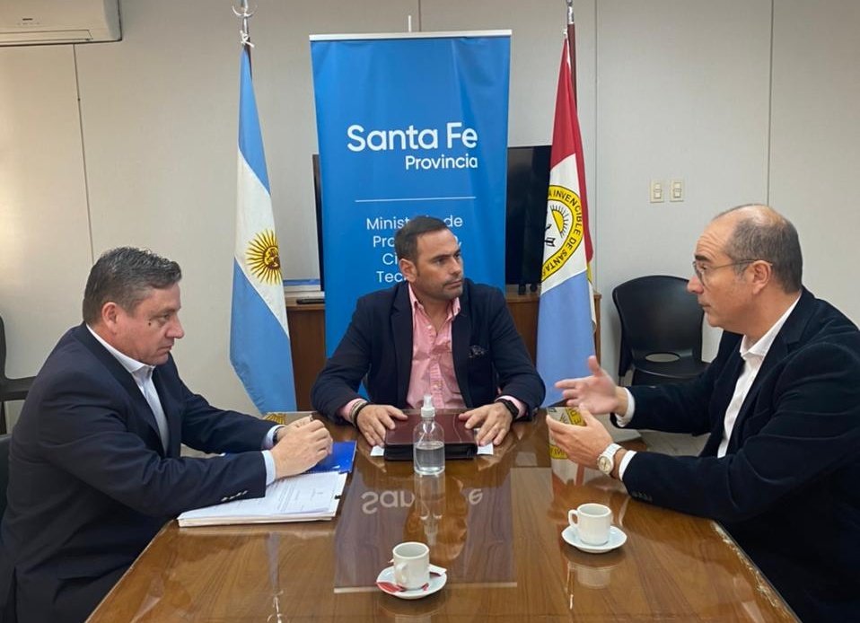 JMAviano's tweet photo. #Hoy📍#Rosario
Mantuvimos una reunión de trabajo con el Gerente de la Cámara de @VentaDirectaArg para repasar el cumplimiento de la Ley 13.905 que regula la actividad de las empresas que operan en #SantaFe con el único canal de venta a través de los revendedores independientes🤝 https://t.co/b4rIMKTTVg