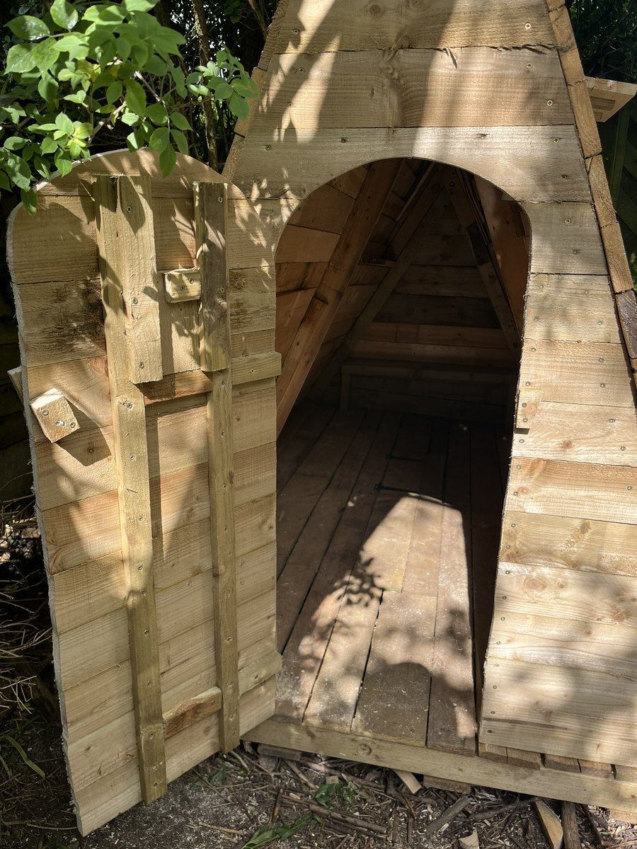 milliesmudkitch's tweet photo. Den Building Time! 🪵🪚🔨🪓

I was asked to create a garden den from some left over wood and pallets!

I’m very happy with the final results and theres one excited family that could wait to be let loose on it….

Maybe I’ll make @cbbc #dengineers someday! https://t.co/ayb6Vf8xzT