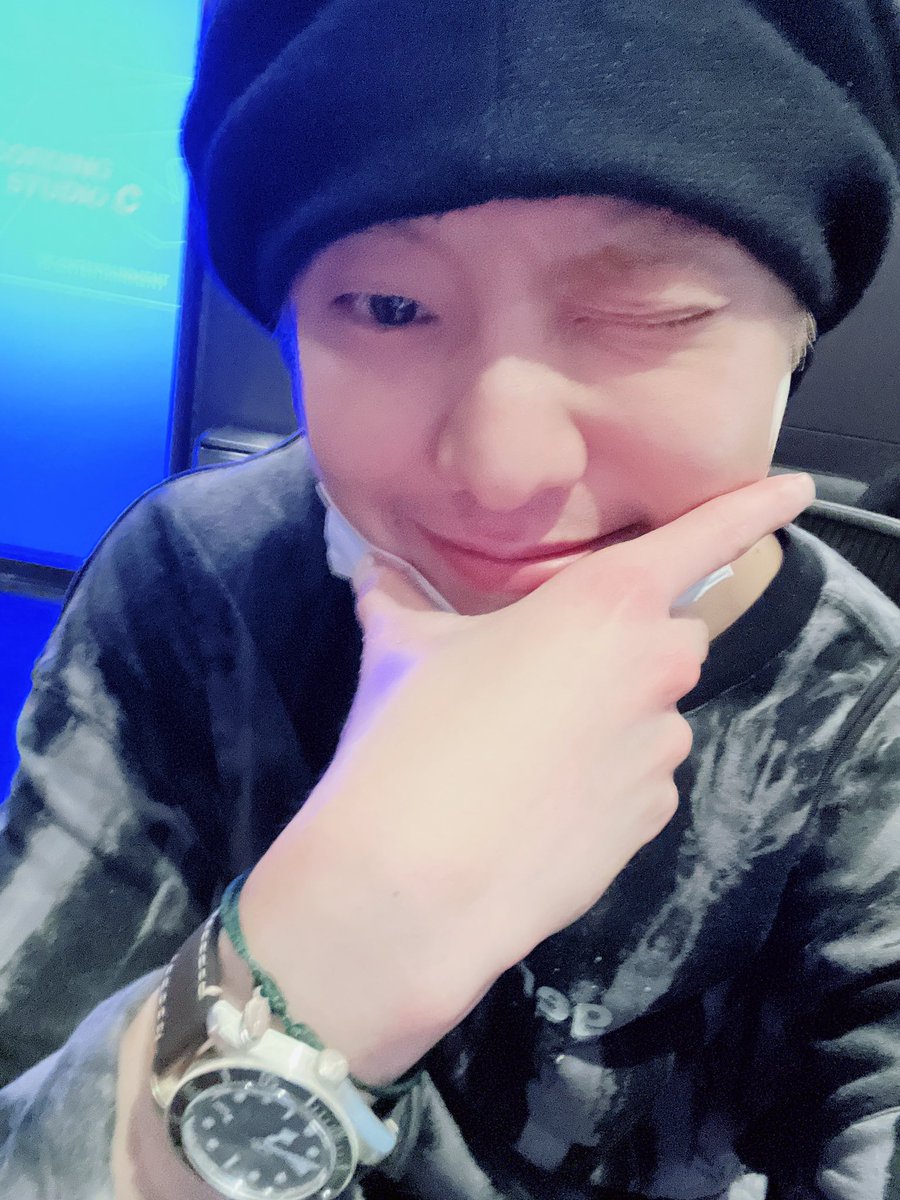 official_yoon_'s tweet photo. 턱을 괴어보았습니다 https://t.co/b75PalqSwL