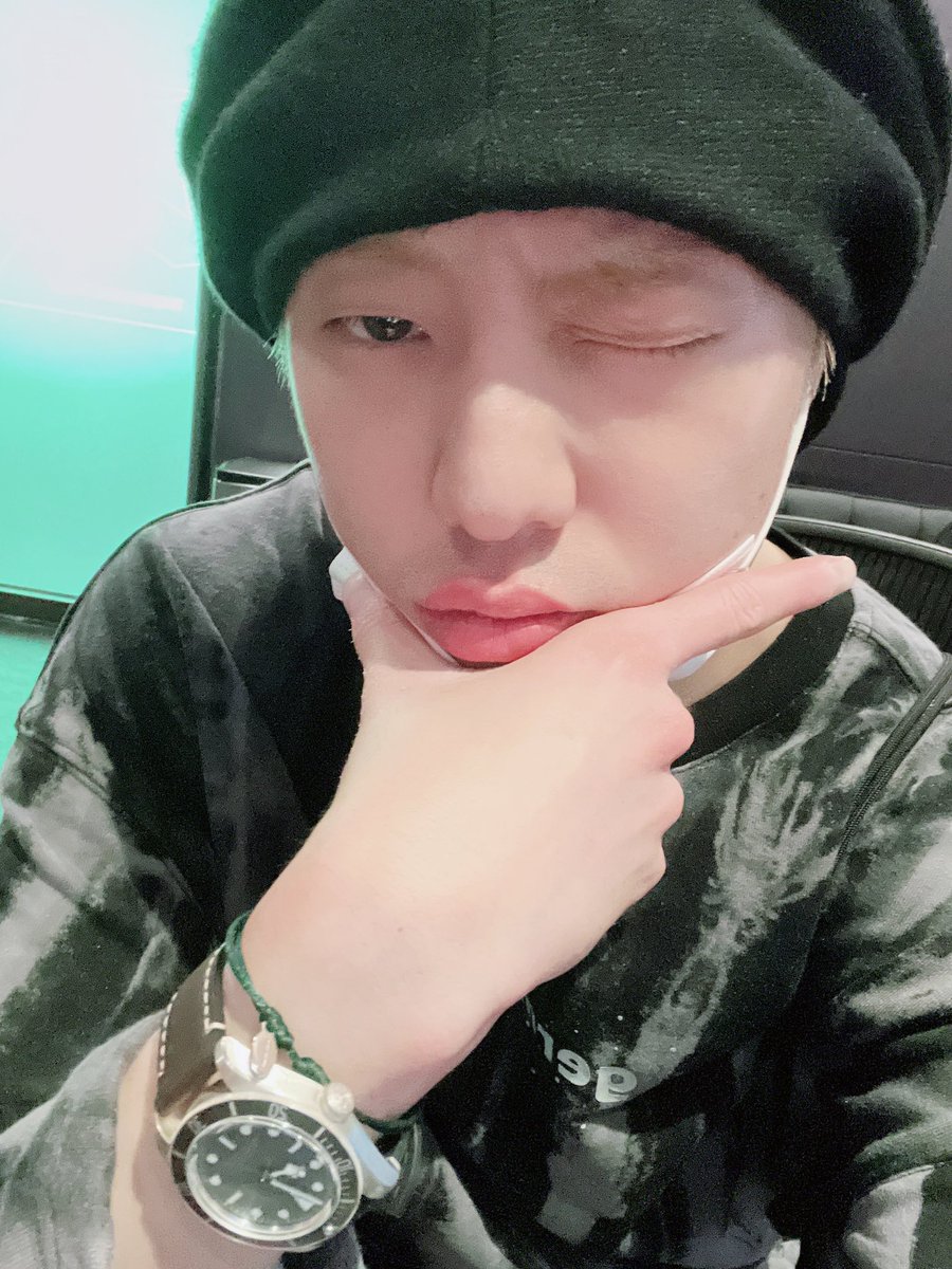 official_yoon_'s tweet photo. 턱을 괴어보았습니다 https://t.co/b75PalqSwL