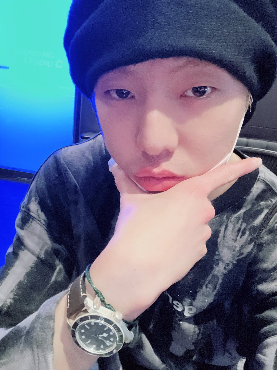 official_yoon_'s tweet photo. 턱을 괴어보았습니다 https://t.co/b75PalqSwL