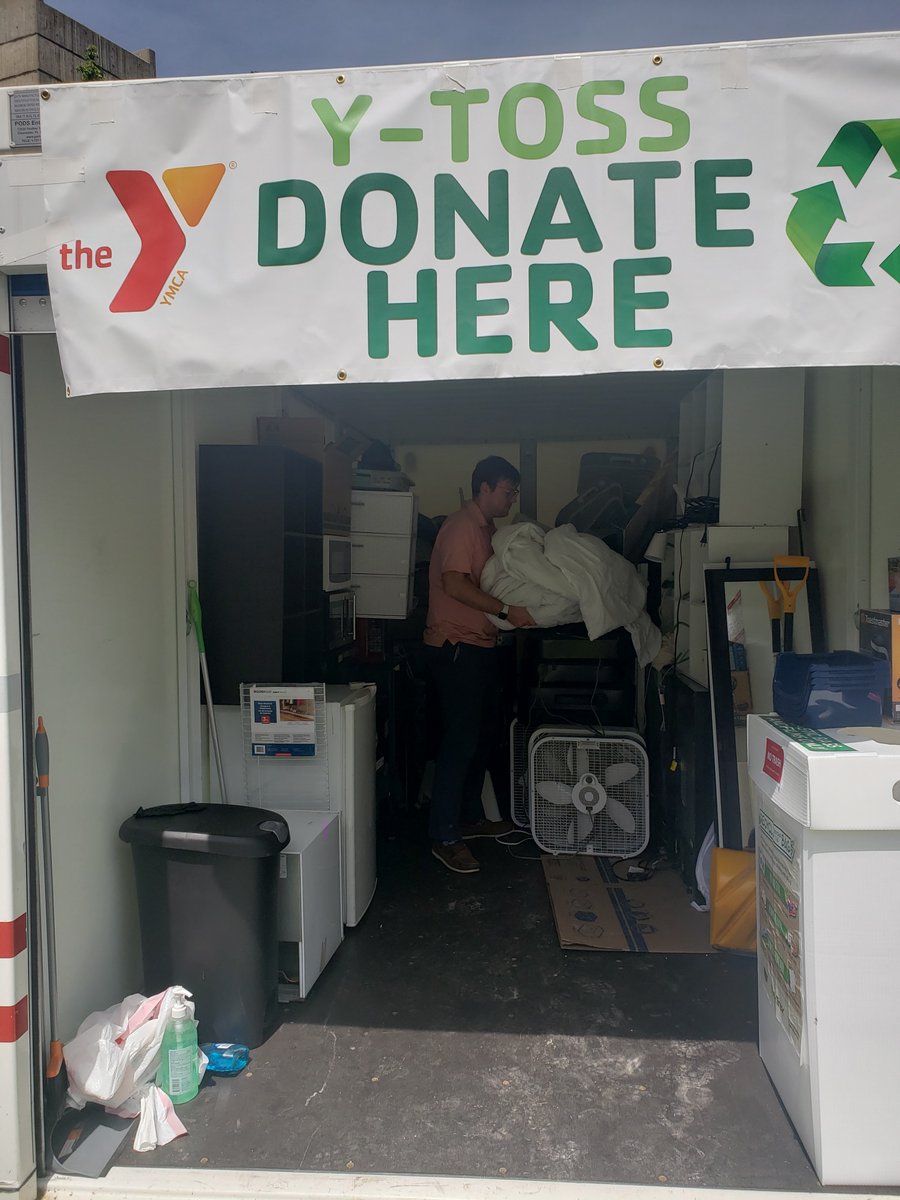 colleyarch's tweet photo. We enjoyed spending a beautiful afternoon to assist the @vtymca with their semi-annual Y-Toss! Items collected from students will be re-sold to students and the general public when students return in the fall semester. #community #environment #vtymca #volunteer #UtProsim https://t.co/qfKfksT427