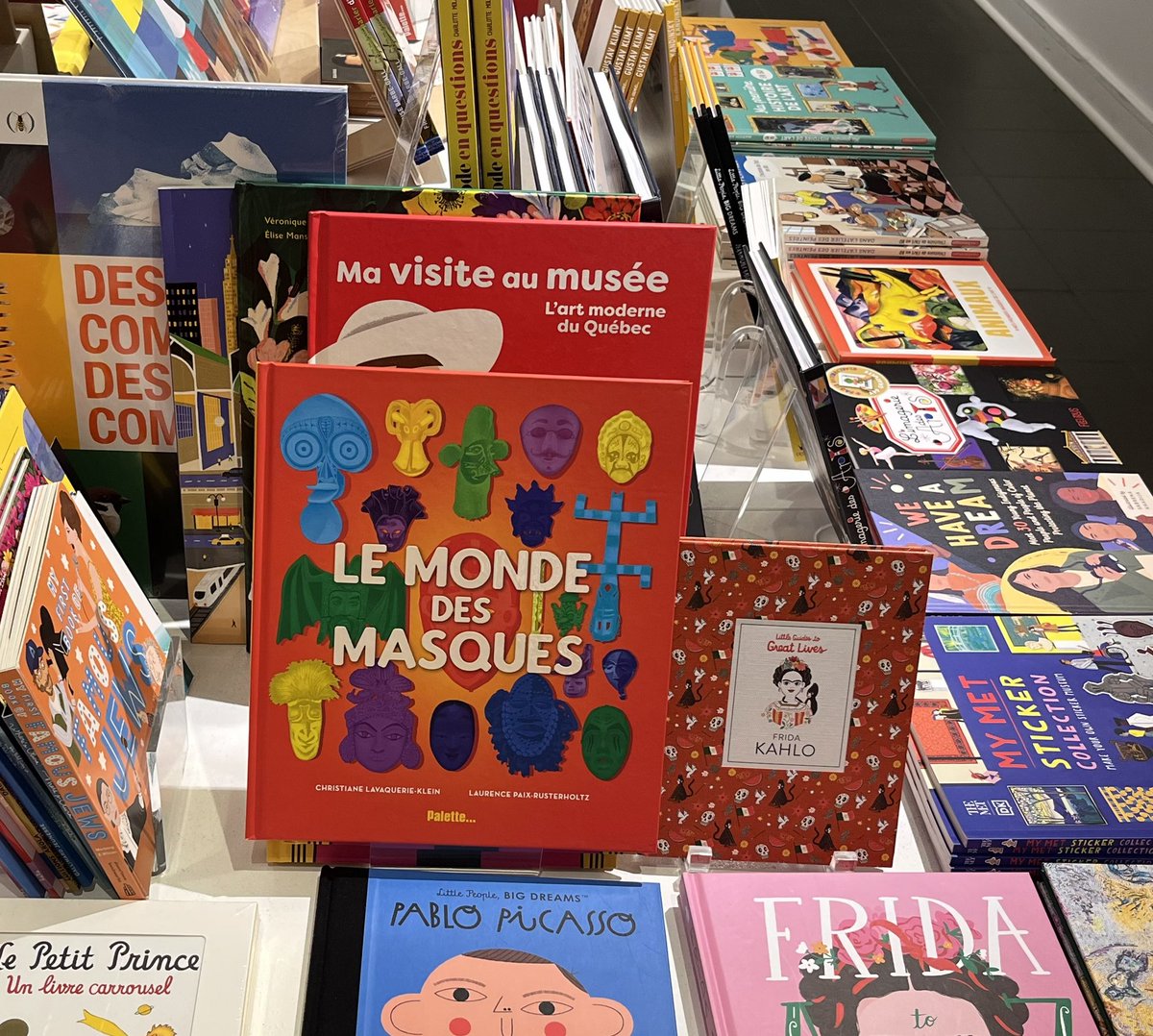 ChrisLavaquerie's tweet photo. Très beau parcours « Les arts du tout monde » du Musée des beaux-arts de Montréal @mbamtl 👏Plusieurs masques présentés dans la collection sont à retrouver dans notre livre « Le monde des masques ». Un grand merci aux libraires du musée pour cette sélection 🙏
@EditionsPalette https://t.co/yWQGDXq00F