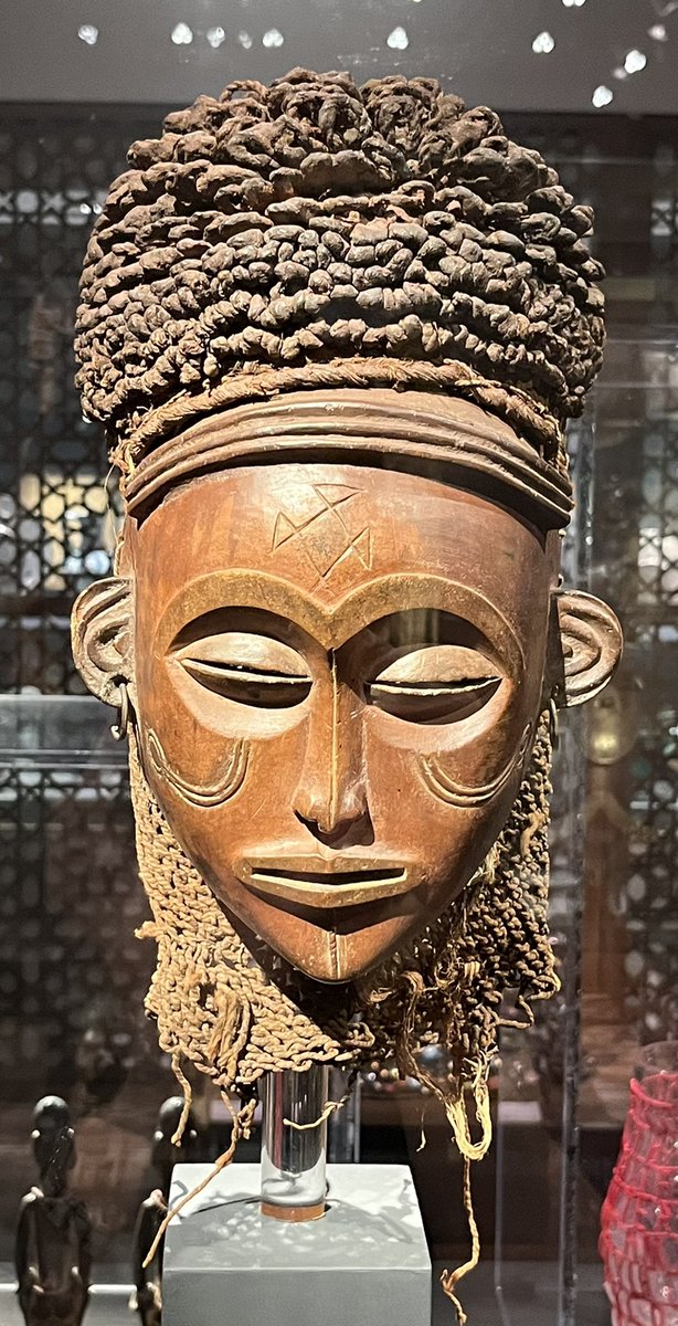 ChrisLavaquerie's tweet photo. Très beau parcours « Les arts du tout monde » du Musée des beaux-arts de Montréal @mbamtl 👏Plusieurs masques présentés dans la collection sont à retrouver dans notre livre « Le monde des masques ». Un grand merci aux libraires du musée pour cette sélection 🙏
@EditionsPalette https://t.co/yWQGDXq00F
