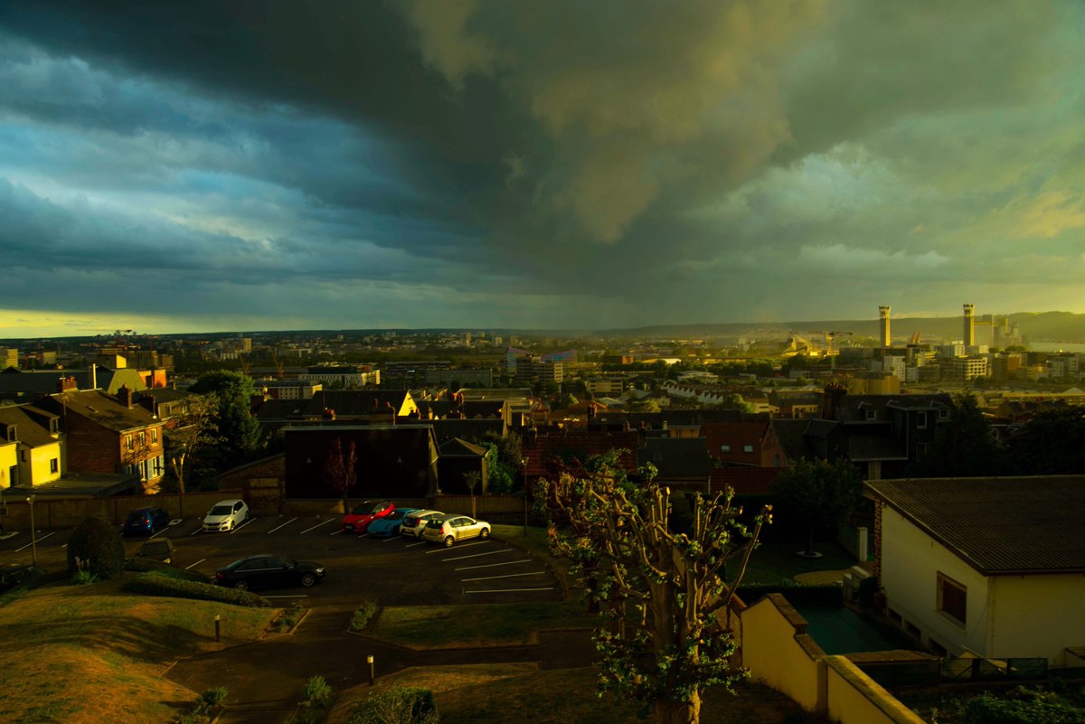 OlivierCoc's tweet photo. C'est quoi ce temps ce soir Rouen ?
#Rouen @rouen #grostemps #ciel #tornade #sky https://t.co/VrdtAHVjpb