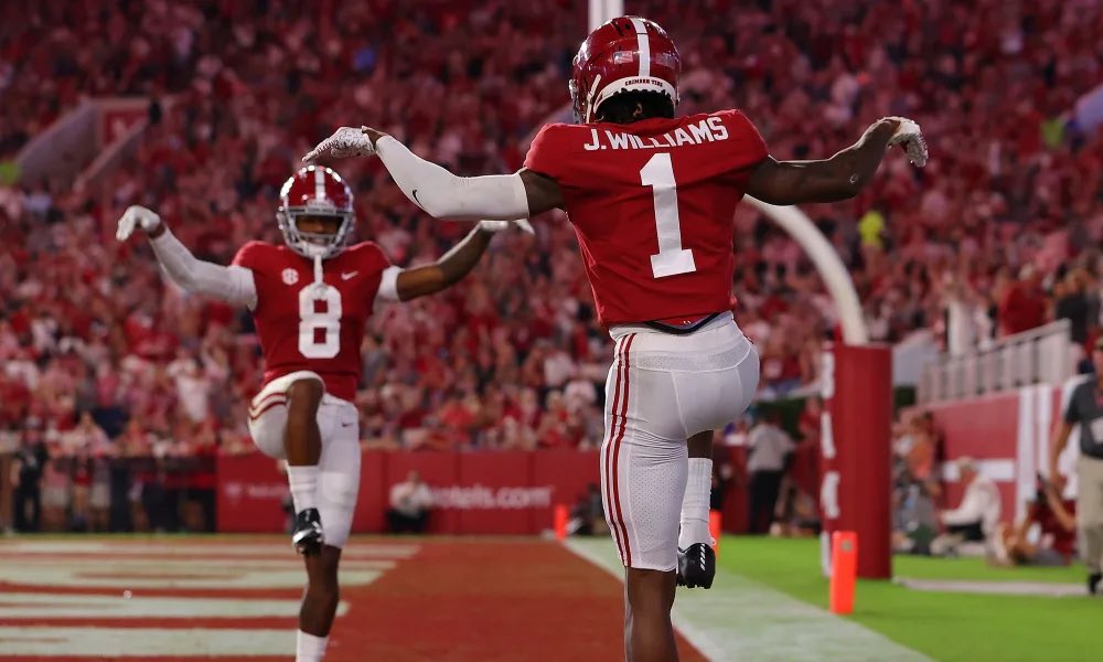 Jayasii's tweet photo. EXTREMELY BLESSED TO RECEIVE A(N) OFFER FROM THE UNIVERSITY OF ALABAMA !!! 🔴⚪️ #RollTide 🐘 #BAMA  @BAMACoachG @Coach_TRob @AlabamaFTBL @RTRnews  @CoachYounger14 @TRONE2 @Bigheavy60 @RockFootball1 @7_djjjj @traven_green @thetrueEC3 https://t.co/rJYxnbL5iM
