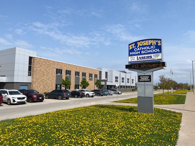 RonGwps's tweet photo. Enjoyed today's presentation on drugs, alcohol and vaping with St Joe's students who were engaged with questions and enjoyed a BBQ with @WindsorPolice
#CopsLearningFromKids
#KidsLearningFromCops https://t.co/YhbhbppFz0