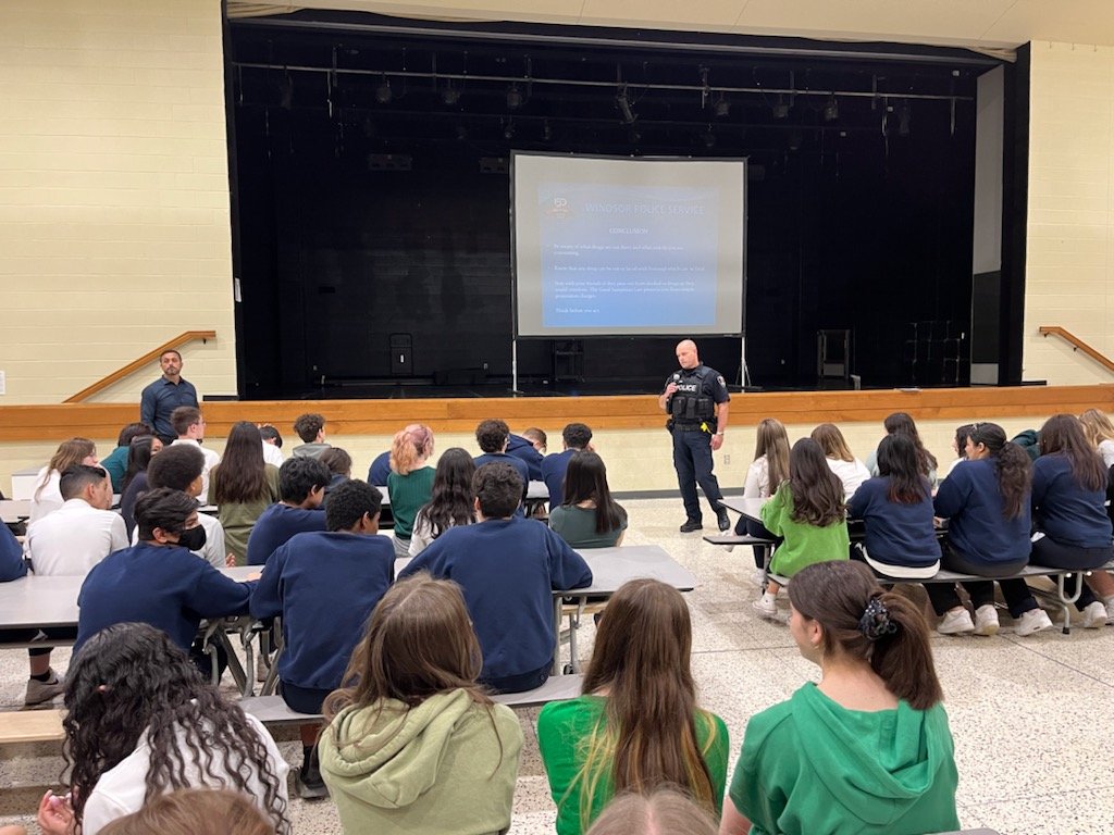 RonGwps's tweet photo. Enjoyed today's presentation on drugs, alcohol and vaping with St Joe's students who were engaged with questions and enjoyed a BBQ with @WindsorPolice
#CopsLearningFromKids
#KidsLearningFromCops https://t.co/YhbhbppFz0