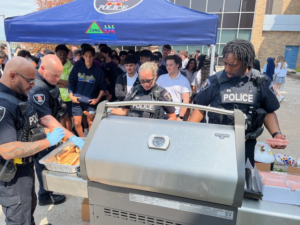 RonGwps's tweet photo. Enjoyed today's presentation on drugs, alcohol and vaping with St Joe's students who were engaged with questions and enjoyed a BBQ with @WindsorPolice
#CopsLearningFromKids
#KidsLearningFromCops https://t.co/YhbhbppFz0