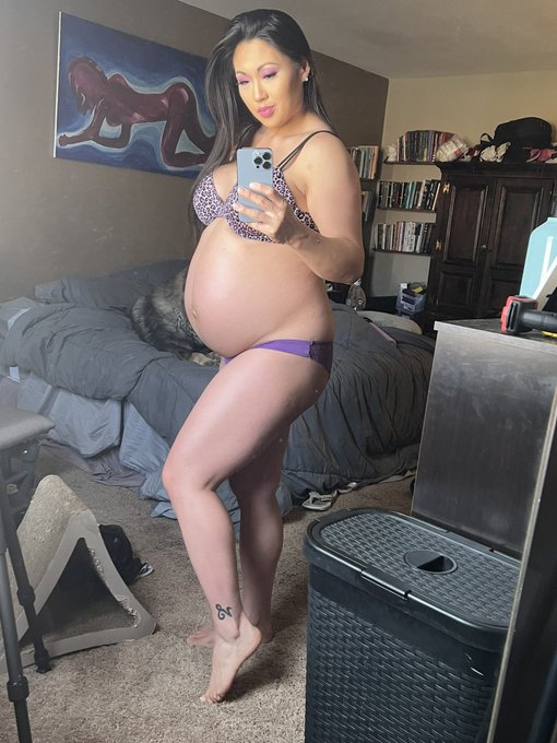 Less than a week from my due date. https://t.co/FHUaupF5or<a href="/tag/salacioussaturday"class="tags"><span>#salacioussaturday</span></a>