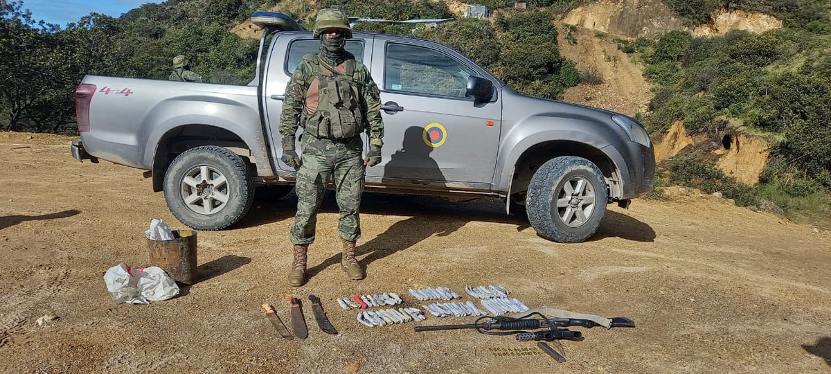 FFAAECUADOR's tweet photo. ‼️#𝗨𝗥𝗚𝗘𝗡𝗧𝗘‼️
#Boletín
#Azuay: #FFAA  incautan armamento de minería ilegal.
Al intervenir en el sitio, el personal militar fue recibido con disparos de armas de fuego, produciéndose un enfrentamiento, lo que determinó el uso progresivo de la fuerza.
https://t.co/mpcjNFklLr https://t.co/sXcHZcygmw