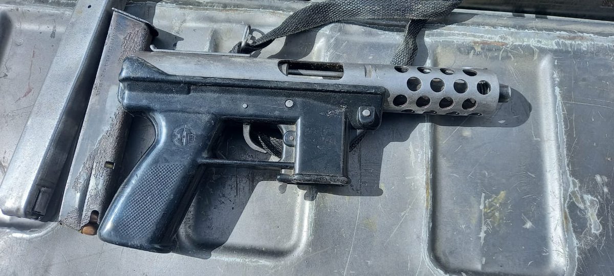 FFAAECUADOR's tweet photo. ‼️#𝗨𝗥𝗚𝗘𝗡𝗧𝗘‼️
#Boletín
#Azuay: #FFAA  incautan armamento de minería ilegal.
Al intervenir en el sitio, el personal militar fue recibido con disparos de armas de fuego, produciéndose un enfrentamiento, lo que determinó el uso progresivo de la fuerza.
https://t.co/mpcjNFklLr https://t.co/sXcHZcygmw