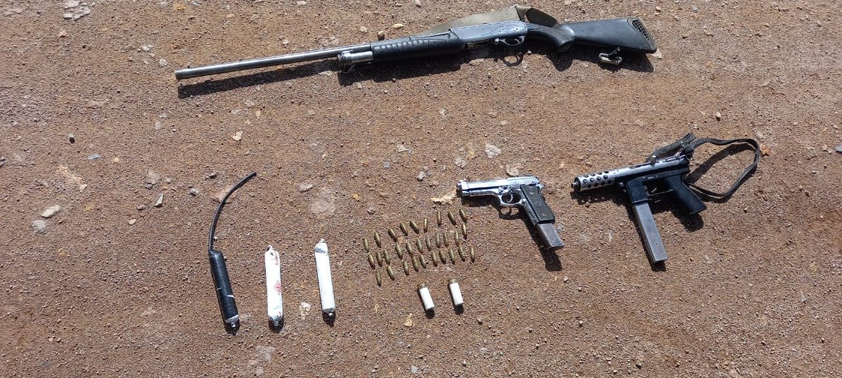 FFAAECUADOR's tweet photo. ‼️#𝗨𝗥𝗚𝗘𝗡𝗧𝗘‼️
#Boletín
#Azuay: #FFAA  incautan armamento de minería ilegal.
Al intervenir en el sitio, el personal militar fue recibido con disparos de armas de fuego, produciéndose un enfrentamiento, lo que determinó el uso progresivo de la fuerza.
https://t.co/mpcjNFklLr https://t.co/sXcHZcygmw