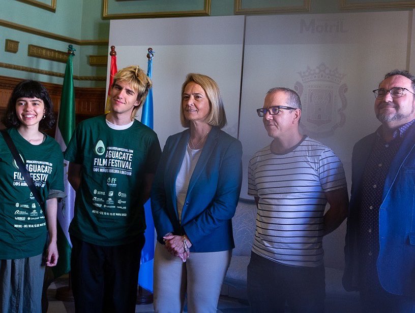 AguacateFF's tweet photo. Hoy hemos tenido una visita muy especial: el maravilloso actor @oscardelafuente y los talentosos y jóvenes Teo Planell y Alejandra Kikidis.
Han visitado el @aytomotril, han comido en Taberna La Guindilla y han sido entrevistados por el Festival. 🤩
¡Un lujo! https://t.co/BVerQCx2cn