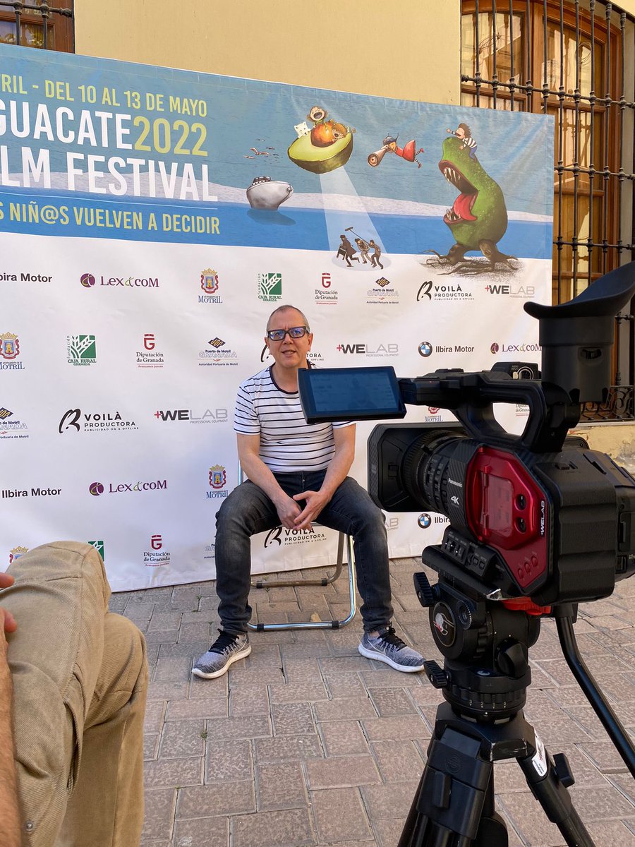AguacateFF's tweet photo. Hoy hemos tenido una visita muy especial: el maravilloso actor @oscardelafuente y los talentosos y jóvenes Teo Planell y Alejandra Kikidis.
Han visitado el @aytomotril, han comido en Taberna La Guindilla y han sido entrevistados por el Festival. 🤩
¡Un lujo! https://t.co/BVerQCx2cn