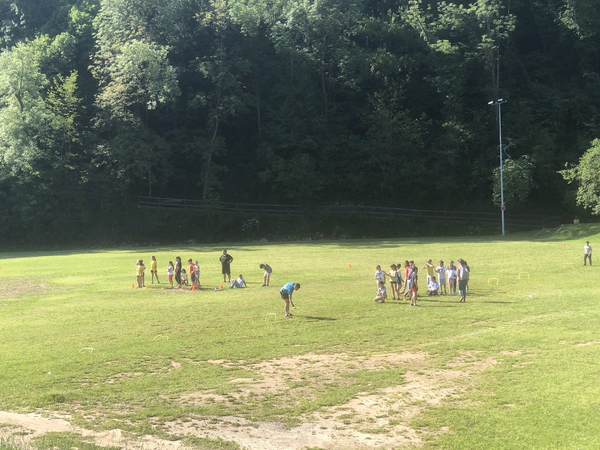 ie_martamata's tweet photo. Els de 4t de #PriIEMM avui hem anat a la zona esportiva a gaudir de les #JornadesEsportivesEscolars que la COVID no ens va deixar fer el curs passat. Atletisme 🏃🏻‍♀️, Futbol ⚽️, Tennis 🎾 i un dia radiant! Moltes gràcies a l’@AjTorello @torelloesports i els clubs esportius! https://t.co/hFTlRkzBkB