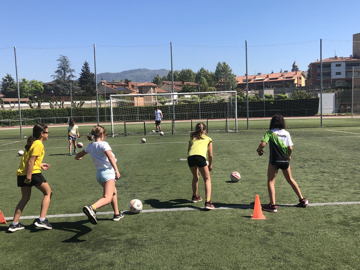 ie_martamata's tweet photo. Els de 4t de #PriIEMM avui hem anat a la zona esportiva a gaudir de les #JornadesEsportivesEscolars que la COVID no ens va deixar fer el curs passat. Atletisme 🏃🏻‍♀️, Futbol ⚽️, Tennis 🎾 i un dia radiant! Moltes gràcies a l’@AjTorello @torelloesports i els clubs esportius! https://t.co/hFTlRkzBkB