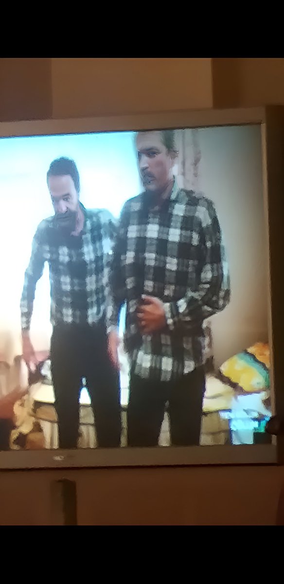 Yuh artık seyirci de bu kadar a**** yerine konulmaz yahu katil çocuğu öldürdü diyelim Babası da vallahi katili eve getirdi dikkat ediyor musunuz gömlekleri aynı..#oğlum